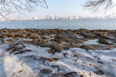 Han nehri Hangang ve Seul şehri kışın Güney Kore 'de.
