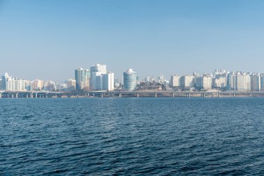 Han nehri Hangang ve Seul şehri kışın Güney Kore 'de.