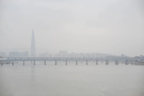 2023年4月10日の黄砂汚染時のソウル韓国都市景観 — ストック写真