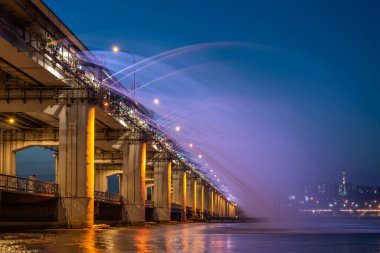 Banpo Köprüsü Ay Işığı Gökkuşağı Çeşmesi Güney Kore 'nin başkenti Seul' de Han Nehri üzerinde.