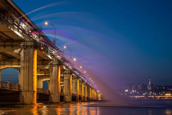 韩国首都首尔汉江上的板波桥月光彩虹源 — 图库照片