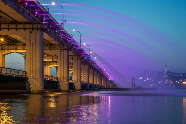 Banpo Köprüsü Ay Işığı Gökkuşağı Çeşmesi Güney Kore 'nin başkenti Seul' de Han Nehri üzerinde.