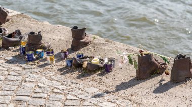 Macaristan, Budapeşte 'deki Tuna Bankası Anıtı' ndaki ayakkabılar, 1 Mayıs 2023 'te faşistler tarafından öldürülen Yahudilerin anısına dikildi.