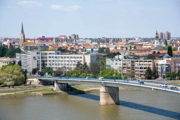 セルビア第2の都市ノヴィ サド市とドナウ川に架かるヴァラディン橋のあるヴォイヴォディナ自治州の州都 2023年4月27日 ストックフォト