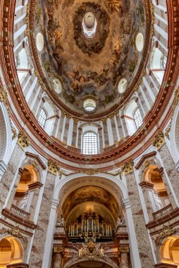 Avusturya, Viyana 'daki Karlsplatz Meydanı' ndaki Karlskirche Barok Kilisesi 'nin iç mekanı, 3 Mayıs 2023