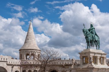 Budapeşte Macaristan 'daki Budapeşte Kalesi' ndeki Balıkçı Kalesi anıtı 30 Nisan 2023