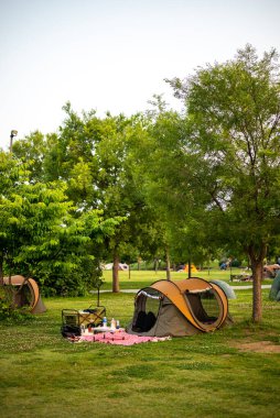 24 Haziran 2023 'te Güney Kore, Seul' deki Han nehri üzerindeki Yeouido Parkı 'nda piknik yapan insanlar