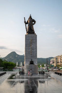 Gwanghwamun Meydanı, 27 Haziran 2023 'te Güney Kore' nin başkenti Seul 'ün merkezinde.