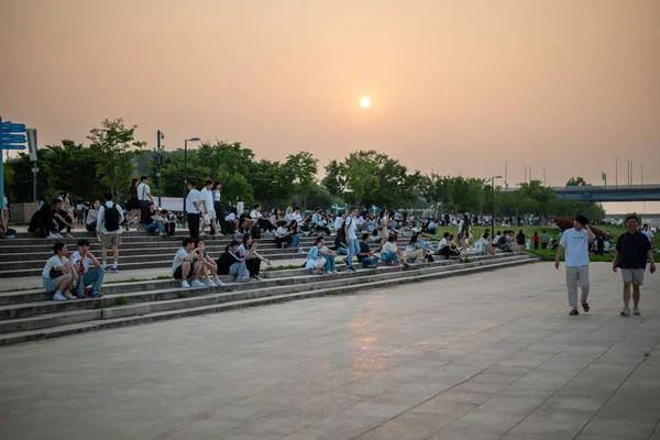 2023年6月24日 ソウルの漢江の遊園地で絵を描く人々 — ストック写真