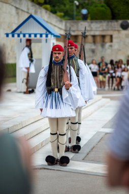 Yunanistan 'ın Syntagma meydanındaki Meçhul Asker Mezarı' nda 13 Ağustos 2023 'te yürüyen Evzone cumhurbaşkanlığı muhafız askerleri görülüyor.