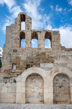 Atina Akropolü 'nün yamacında Herodes Atticus' un taş Roma tiyatrosu Odeon 'u