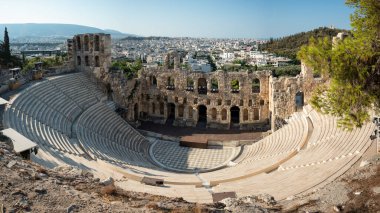Atina Akropolü 'nün yamacında Herodes Atticus' un taş Roma tiyatrosu Odeon 'u