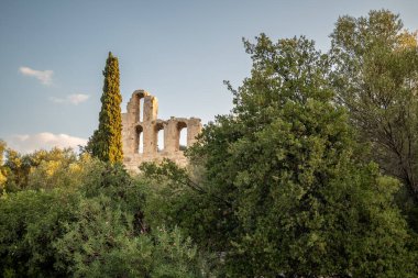 Atina Akropolü 'nün yamacında Herodes Atticus' un taş Roma tiyatrosu Odeon 'u