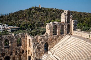 Atina Akropolü 'nün yamacında Herodes Atticus' un taş Roma tiyatrosu Odeon 'u