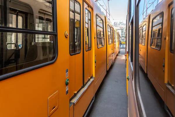 ブダペストの黄色い都市トラム公共交通機関 2023年5月1日 ストック写真