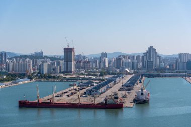 2 Ekim 2023 'te Güney Kore' deki Incheon Limanı 'ndaki konteyner terminali.