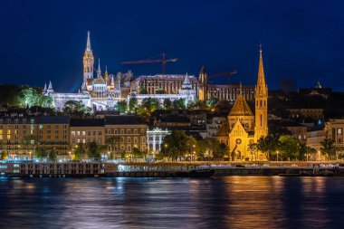12 Mayıs 2023 'te Macaristan' ın Tuna Nehri ve Budapeşte başkentinin gece manzarası