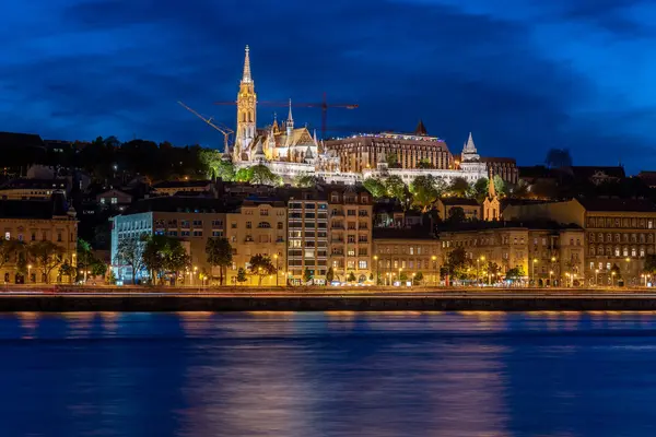 12 Mayıs 2023 'te Macaristan' ın Tuna Nehri ve Budapeşte başkentinin gece manzarası