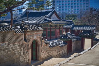 Seul Güney Kore 'deki Joseon hanedanlığının Deoksugung kraliyet sarayının eski Kore mimarisi detayları.
