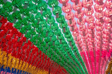 29 Mayıs 2023 'te Güney Kore' nin Gangnam kentindeki Bongeunsa Budist Tapınağı 'nda renkli fenerler.