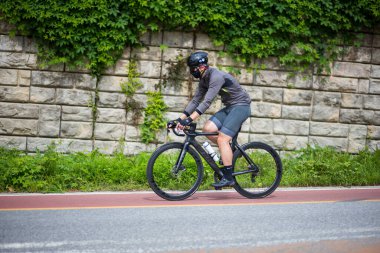 7 Ekim 2023 'te Güney Kore' de Hangang Han nehir bisiklet yolunda bisikletçiler.