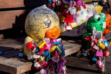 Aşk kilitleri, 21 Ocak 2023 'te Güney Kore' de Namsan Kulesi 'nde çiftler arasındaki aşkı simgeliyor.