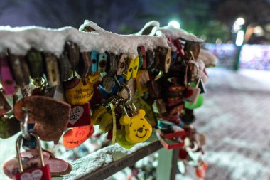 23 Ocak 2022 'de Güney Kore' de Namsan Kulesi 'nde çiftler arasındaki aşkı simgeleyen karla kaplı aşk kilitleri.