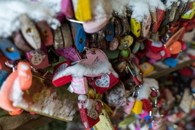 23 Ocak 2022 'de Güney Kore' de Namsan Kulesi 'nde çiftler arasındaki aşkı simgeleyen karla kaplı aşk kilitleri.