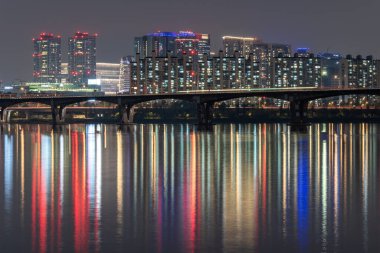 Güney Kore 'nin başkenti Seul ve Hangang nehrinin 25 Ekim 2023 tarihli gece manzarası.