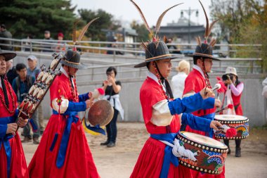 Kore kraliyet muhafızlarının 4 Kasım 2023 'te Güney Kore' nin başkenti Seul 'deki Gyeongbokgung Sarayı' nda tarihi Joseon kostümleriyle yeniden canlandırılması.