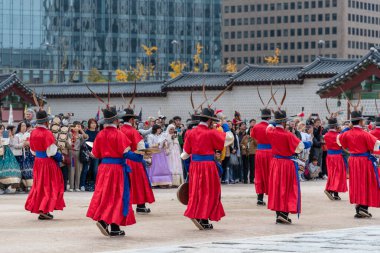 Kore kraliyet muhafızlarının 4 Kasım 2023 'te Güney Kore' nin başkenti Seul 'deki Gyeongbokgung Sarayı' nda tarihi Joseon kostümleriyle yeniden canlandırılması.
