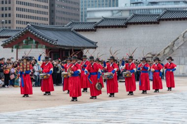 Kore kraliyet muhafızlarının 4 Kasım 2023 'te Güney Kore' nin başkenti Seul 'deki Gyeongbokgung Sarayı' nda tarihi Joseon kostümleriyle yeniden canlandırılması.