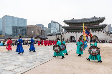 Kore kraliyet muhafızlarının 4 Kasım 2023 'te Güney Kore' nin başkenti Seul 'deki Gyeongbokgung Sarayı' nda tarihi Joseon kostümleriyle yeniden canlandırılması.