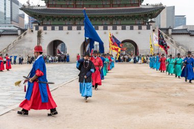 Kore kraliyet muhafızlarının 4 Kasım 2023 'te Güney Kore' nin başkenti Seul 'deki Gyeongbokgung Sarayı' nda tarihi Joseon kostümleriyle yeniden canlandırılması.