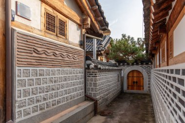 Bukchon Hanok Köyü eski geleneksel Kore mimari bölgesi ve Güney Kore 'nin başkenti Seul' deki ünlü turizm merkezi.