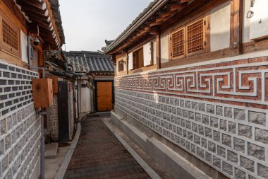 Bukchon Hanok Köyü eski geleneksel Kore mimari bölgesi ve Güney Kore 'nin başkenti Seul' deki ünlü turizm merkezi.