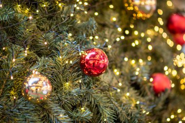 Mutlu Noel ağacı seçici odaklı Noel süslemeleri