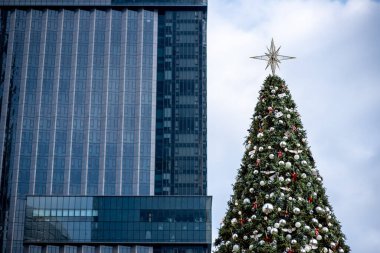 Mutlu Noel ağacı seçici odaklı Noel süslemeleri