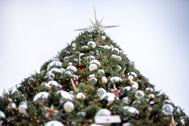 Mutlu Noel ağacı seçici odaklı Noel süslemeleri