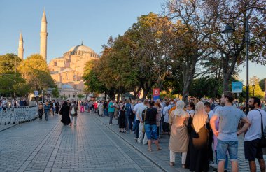 Turistler 10 Eylül 2022 'de İstanbul' daki Ayasofya camisi ve tarihi Bizans kilisesine girmek için sırada bekliyorlar.