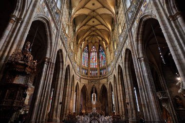 15 Ocak 2024 'te Çek Cumhuriyeti' ndeki Prag Kalesi kompleksindeki St. Vitus Metropolitan Katolik Katedrali 'nin içinde.