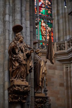 15 Ocak 2024 'te Çek Cumhuriyeti' ndeki Prag Kalesi kompleksindeki St. Vitus Metropolitan Katolik Katedrali 'nin içinde.