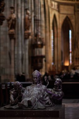 15 Ocak 2024 'te Çek Cumhuriyeti' ndeki Prag Kalesi kompleksindeki St. Vitus Metropolitan Katolik Katedrali 'nin içinde.
