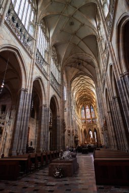 15 Ocak 2024 'te Çek Cumhuriyeti' ndeki Prag Kalesi kompleksindeki St. Vitus Metropolitan Katolik Katedrali 'nin içinde.