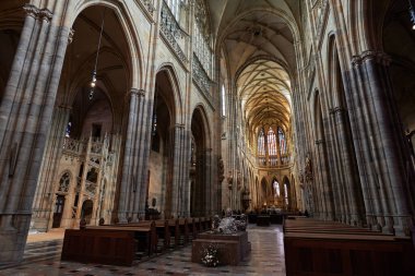 15 Ocak 2024 'te Çek Cumhuriyeti' ndeki Prag Kalesi kompleksindeki St. Vitus Metropolitan Katolik Katedrali 'nin içinde.