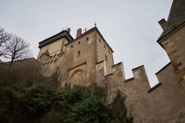 Kutsal Roma İmparatoru IV. Charles tarafından inşa edilen Çek Cumhuriyeti 'nin Prag başkenti yakınlarındaki Karlstejn ünlü Gotik Bohem Kalesi