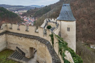 Kutsal Roma İmparatoru IV. Charles tarafından inşa edilen Çek Cumhuriyeti 'nin Prag başkenti yakınlarındaki Karlstejn ünlü Gotik Bohem Kalesi