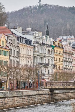 Karlovy Vary Karlsbad eski tarihi kaplıca kasabası 14 Ocak 2024 'te Çek Cumhuriyeti' nde sıcak su kaynakları ile