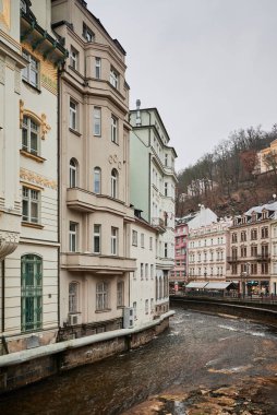 Karlovy Vary Karlsbad eski tarihi kaplıca kasabası 14 Ocak 2024 'te Çek Cumhuriyeti' nde sıcak su kaynakları ile
