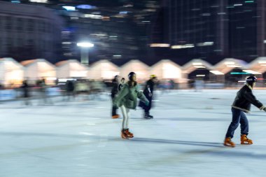 29 Ocak 2024 'te Güney Kore' de bulunan Seul Belediye Binası 'nın önündeki geçici buz pateni pistinde buz pateni yapan insanların kasıtlı olarak bulanıklaşması.